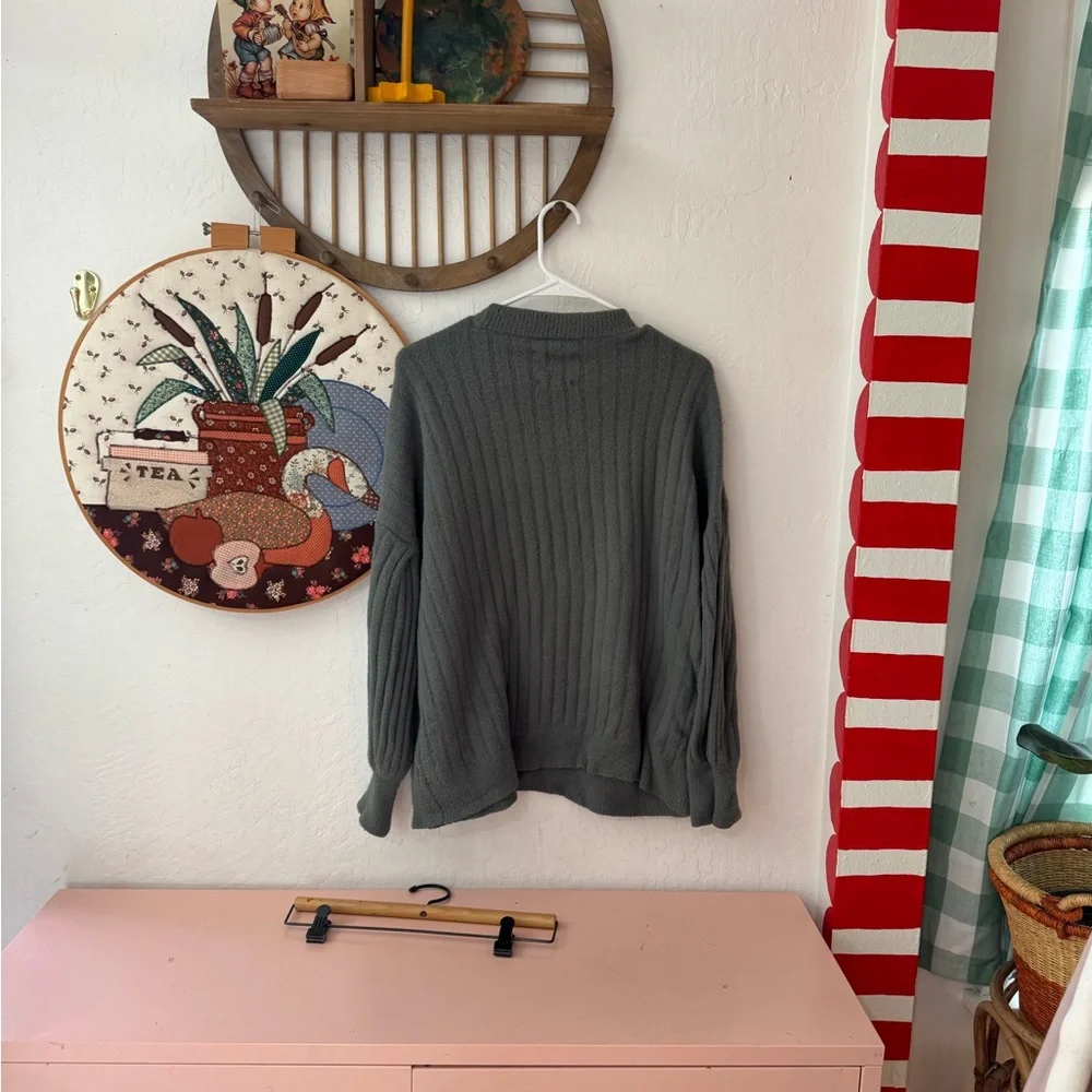 Aerie buttercream crewneck wrist slits pullover sweater green size small - Picture 2 of 5